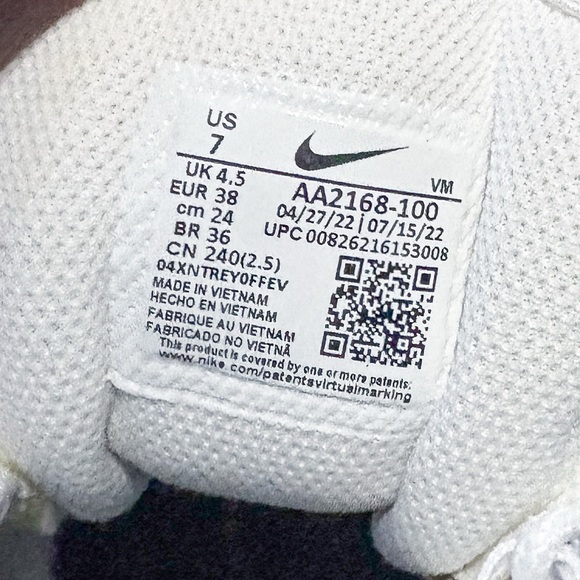 Nike Air Max Axis Sneakers - Picture 10 of 10